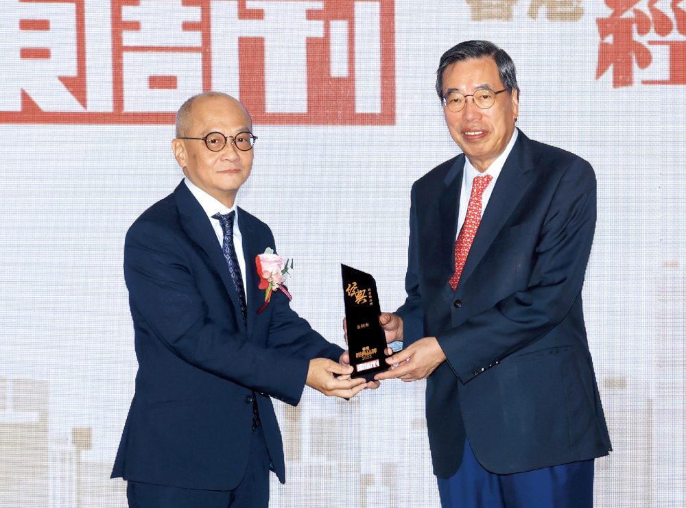 金利來（遠東）有限公司副總經理曾智謀代表金利來上台領取「殿堂級品牌」獎項，表示品牌將持續為國家及香港的繁榮努力。