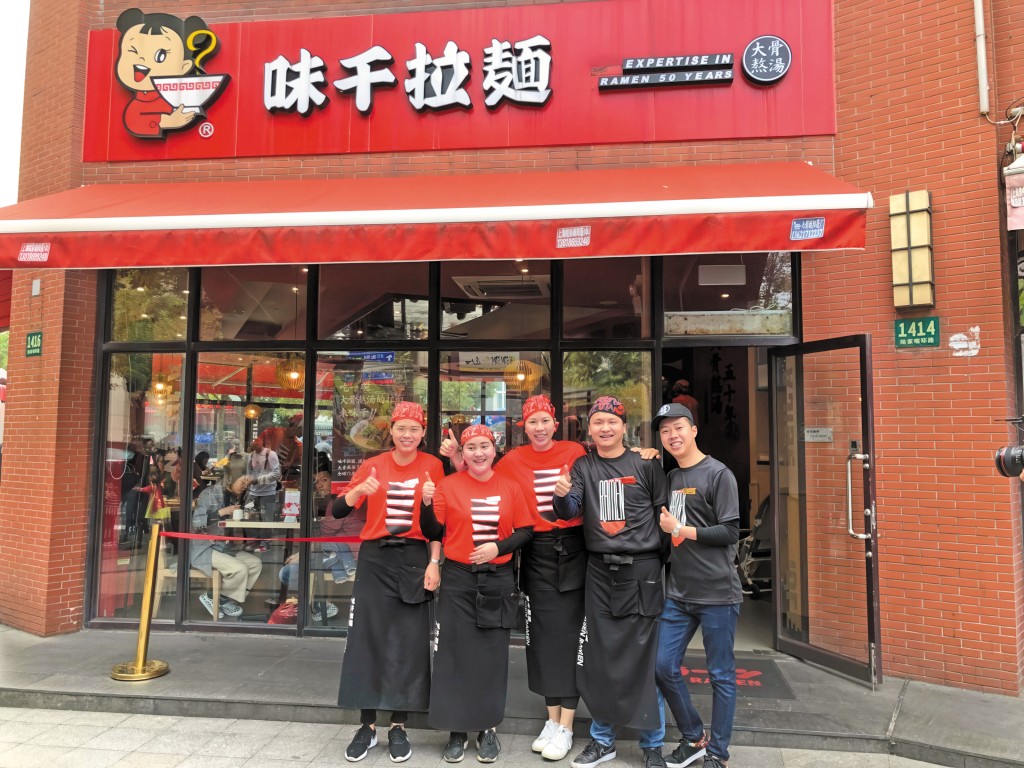 伍美娜在一一年時加入味千的上海東方明珠店，由低做起。