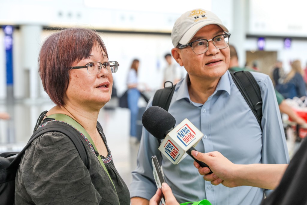李氏夫婦錯峰外遊,早前已出發到吉隆坡遊玩6天,今日返港。 李氏夫婦錯峰外遊,早前已出發到吉隆坡遊玩6天,今日返港。