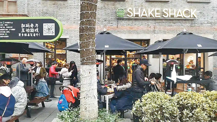 Shake Shack現時在內地有逾四十間分店,惟開店步伐有所放緩,並且出現了關店的情況。 Shake Shack現時在內地有逾四十間分店,惟開店步伐有所放緩,並且出現了關店的情況。