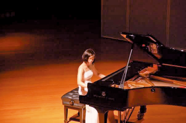 Vivian畢業於香港中文大學音樂系,獲一級榮譽,曾隨楊習禮先生主修鋼琴。圖攝於畢業音樂會。 Vivian畢業於香港中文大學音樂系,獲一級榮譽,曾隨楊習禮先生主修鋼琴。圖攝於畢業音樂會。