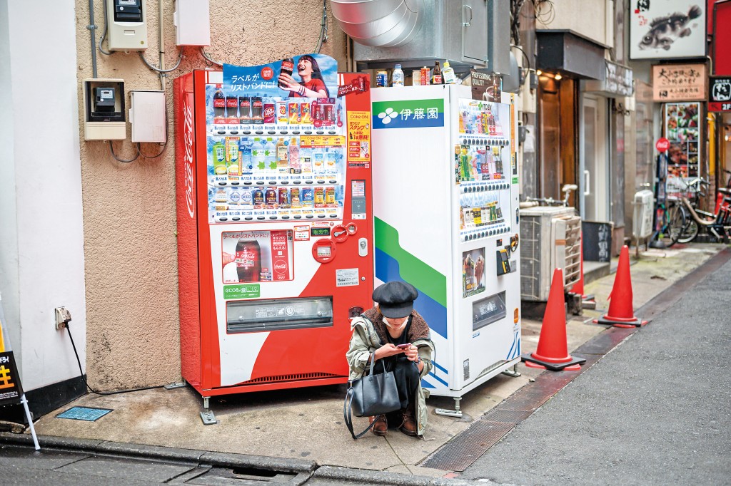 日本自動販賣機的飲品,亦被發現加價近一成。 日本自動販賣機的飲品,亦被發現加價近一成。