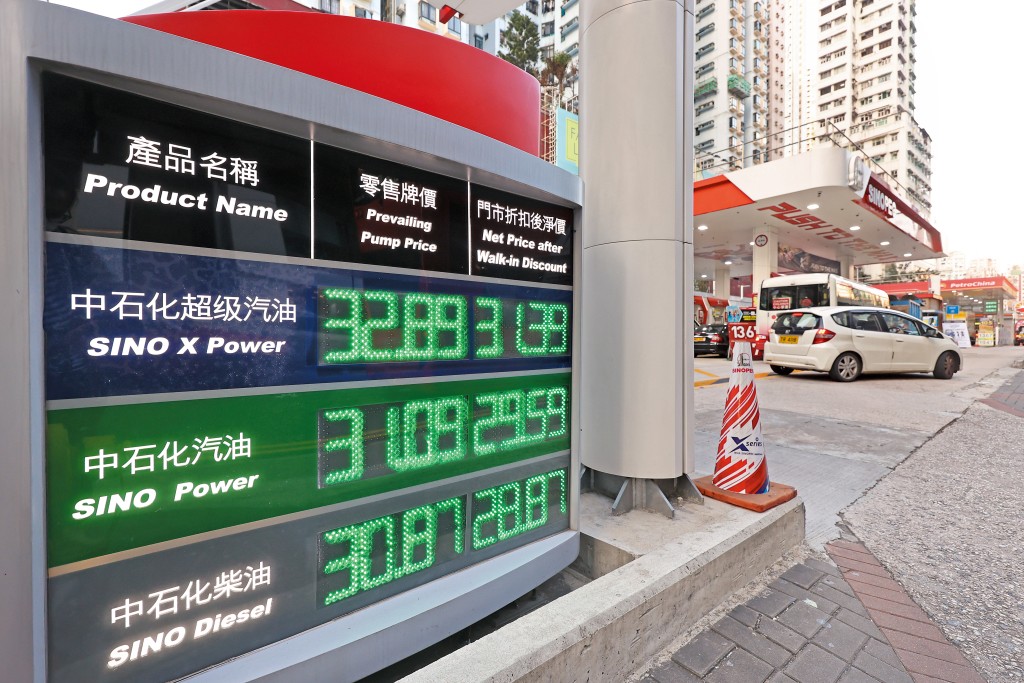 中東戰火推動原油價格飆升，出現「油漲金跌」現象。