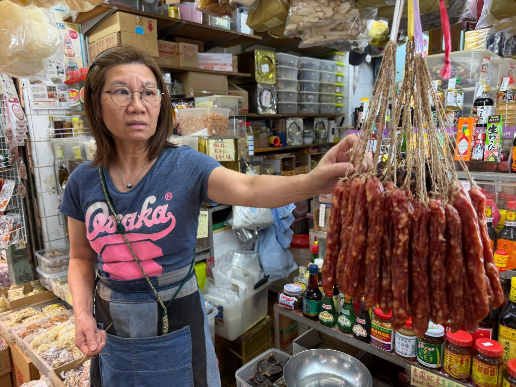 大埔墟街市雜貨舖負責人張小姐說,通關後生意額已下跌,近期網購盛行更令其生意繼續下滑 大埔墟街市雜貨舖負責人張小姐說,通關後生意額已下跌,近期網購盛行更令其生意繼續下滑