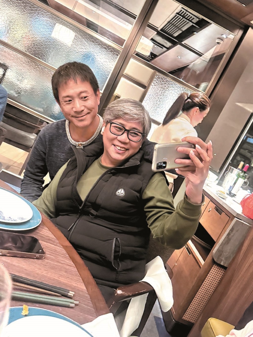 一到埗，陳國邦就立即攬着黑妹姐影了一張合照，然後發給身在曼谷的老婆。