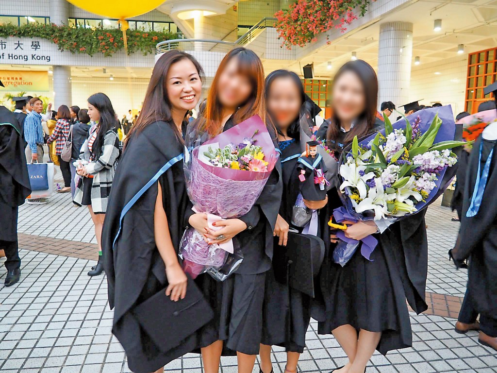植潔鈴城大畢業時與同學合照。