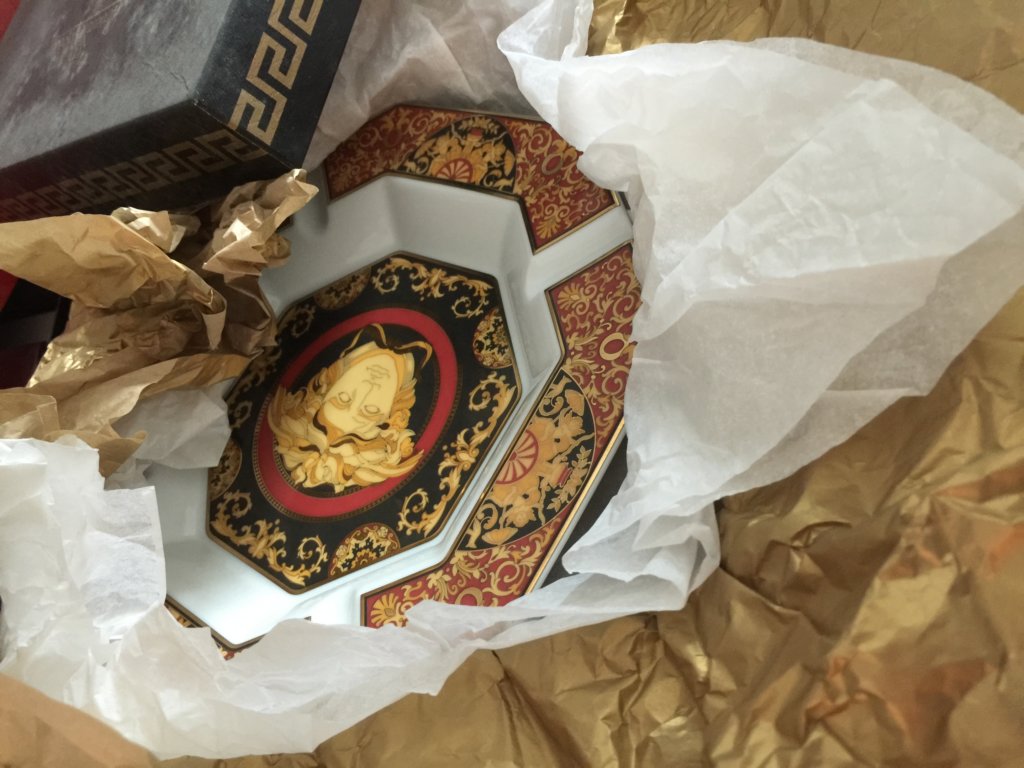 名牌物品亦有被拍賣。圖為VERSACE煙灰缸