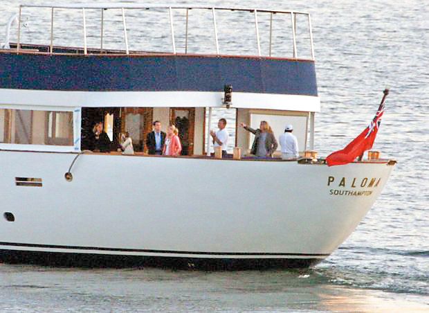 薩爾科齊被拍到乘坐法國富豪波洛雷的豪華遊艇到馬爾他度假。 薩爾科齊被拍到乘坐法國富豪波洛雷的豪華遊艇到馬爾他度假。