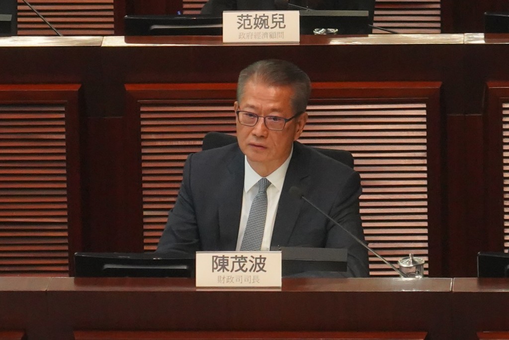 財政司司長陳茂波出席立法會財委會特別會議，金融服務界議員李惟宏關注，政府會否設立機制考慮審視股票印花稅。陳茂波回應時表明，印花稅是政府收入重要部分，不會再下調股票印花稅。