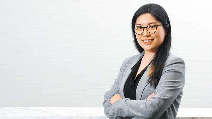 星展銀行（香港）可持續發展金融 執行董事麥礎允形容，銀行在綠色金 融的概念中擔當着「交通督導員」的 角色，協助將資金流向綠色項目。