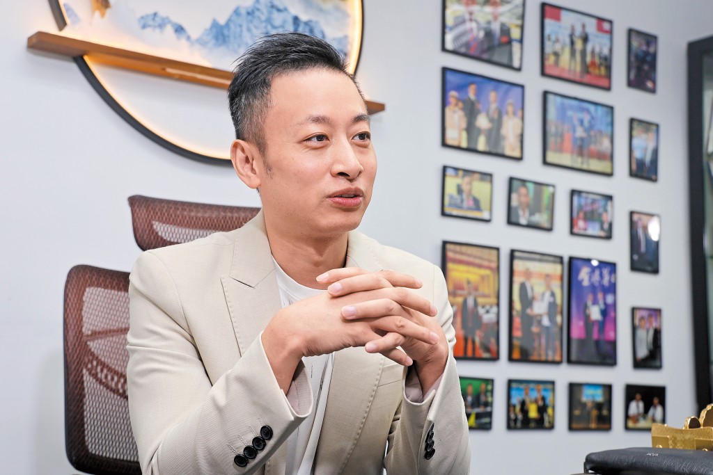 何國光曾遇到一些真正無助的尋親個案，知道他負擔不起費用，所以會用成本價接單，就當做義工幫人。