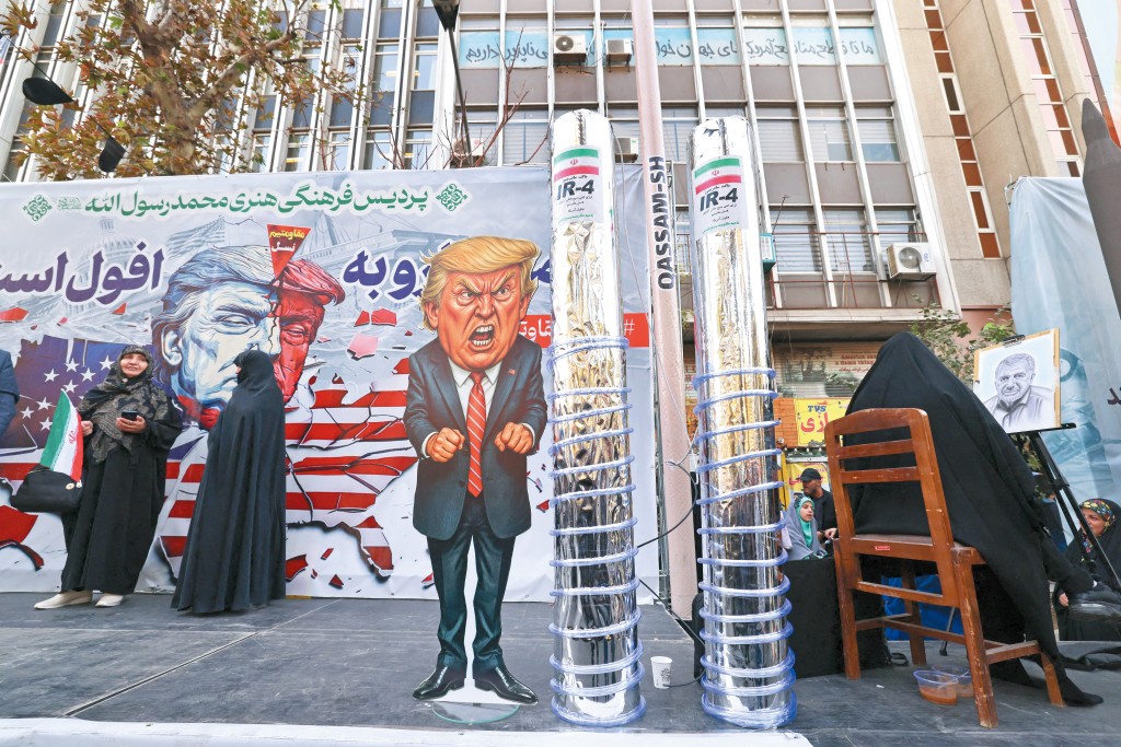 伊朗因核問題再度被西方國家制裁，保守派視美國總統特朗普政府為仇敵。