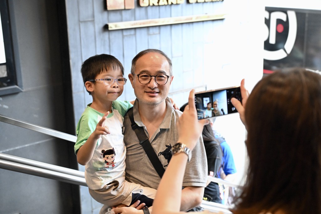 市民曾先生一家趁戲院最後一天營業到來拍照留念。 市民曾先生一家趁戲院最後一天營業到來拍照留念。