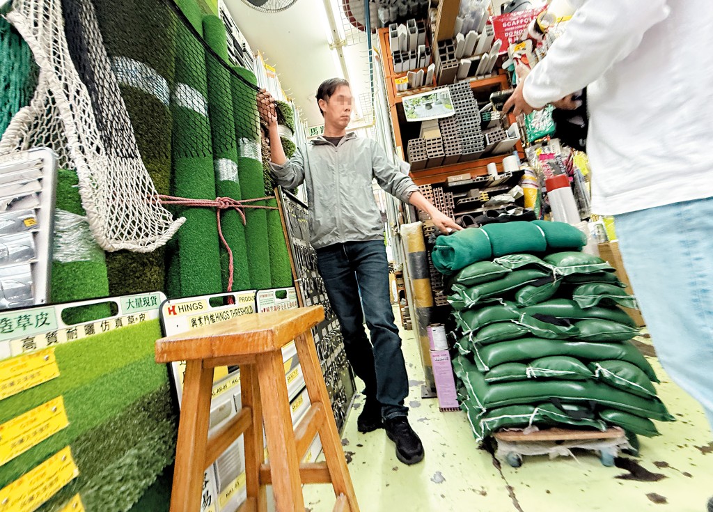 多間建材物料店指，大火後阻燃棚網在短時間內已經賣光。