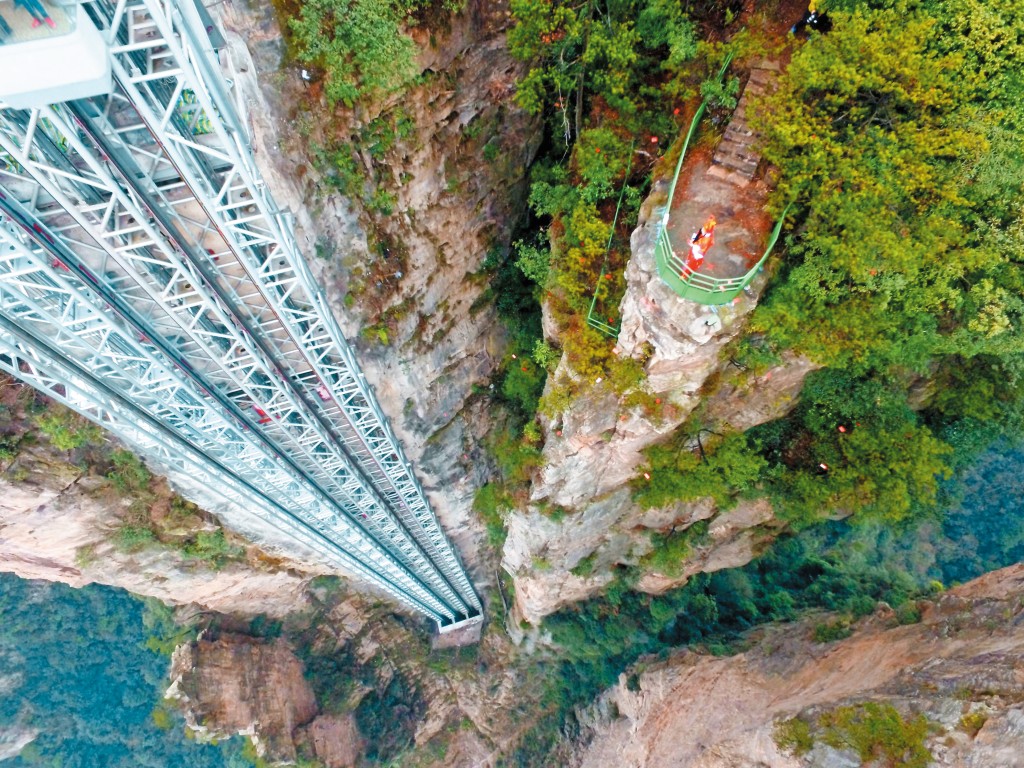 百龍天梯自落成使用後爭議不絕,更被聯合國教科文組織點名批評。 百龍天梯自落成使用後爭議不絕,更被聯合國教科文組織點名批評。