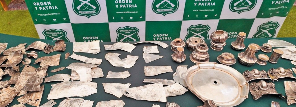 智利聖地亞哥主教座堂一月被竊匪闖入盜竊,包括兩座逾一米高的銀燭台,雖然一名竊匪事後落網並起回部分失物,但相關物件已被破壞。 智利聖地亞哥主教座堂一月被竊匪闖入盜竊,包括兩座逾一米高的銀燭台,雖然一名竊匪事後落網並起回部分失物,但相關物件已被破壞。