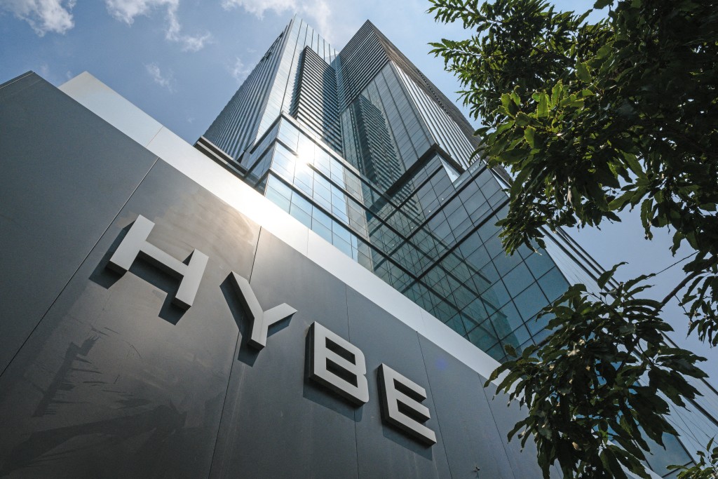 HYBE 有 SEVENTEEN、LE SSERAFIM等組合，傳出旗下男團BTS明年世界巡迴消息後，曾刺激股價短時間內急升。