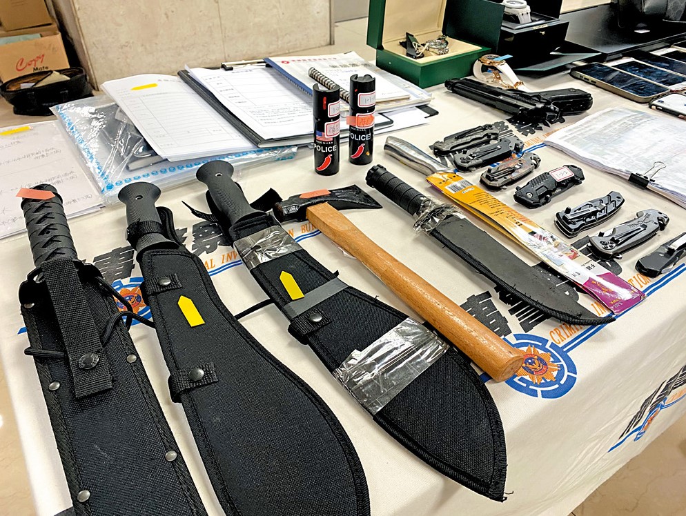 警方行動中破獲竹聯幫武器庫，搜出大批槍械及利刀。