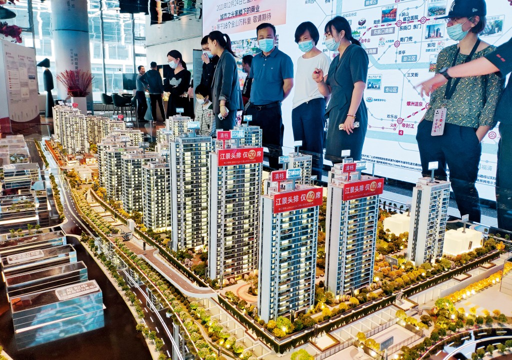 市場上部分資金從「炒樓」到「炒珍珠」,賣珍珠被不少人視為致富捷徑。 市場上部分資金從「炒樓」到「炒珍珠」,賣珍珠被不少人視為致富捷徑。