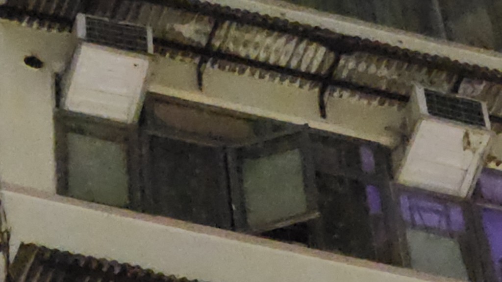 一名男童由5樓單位將雜物及玩具掉下，擊中一輛私家車