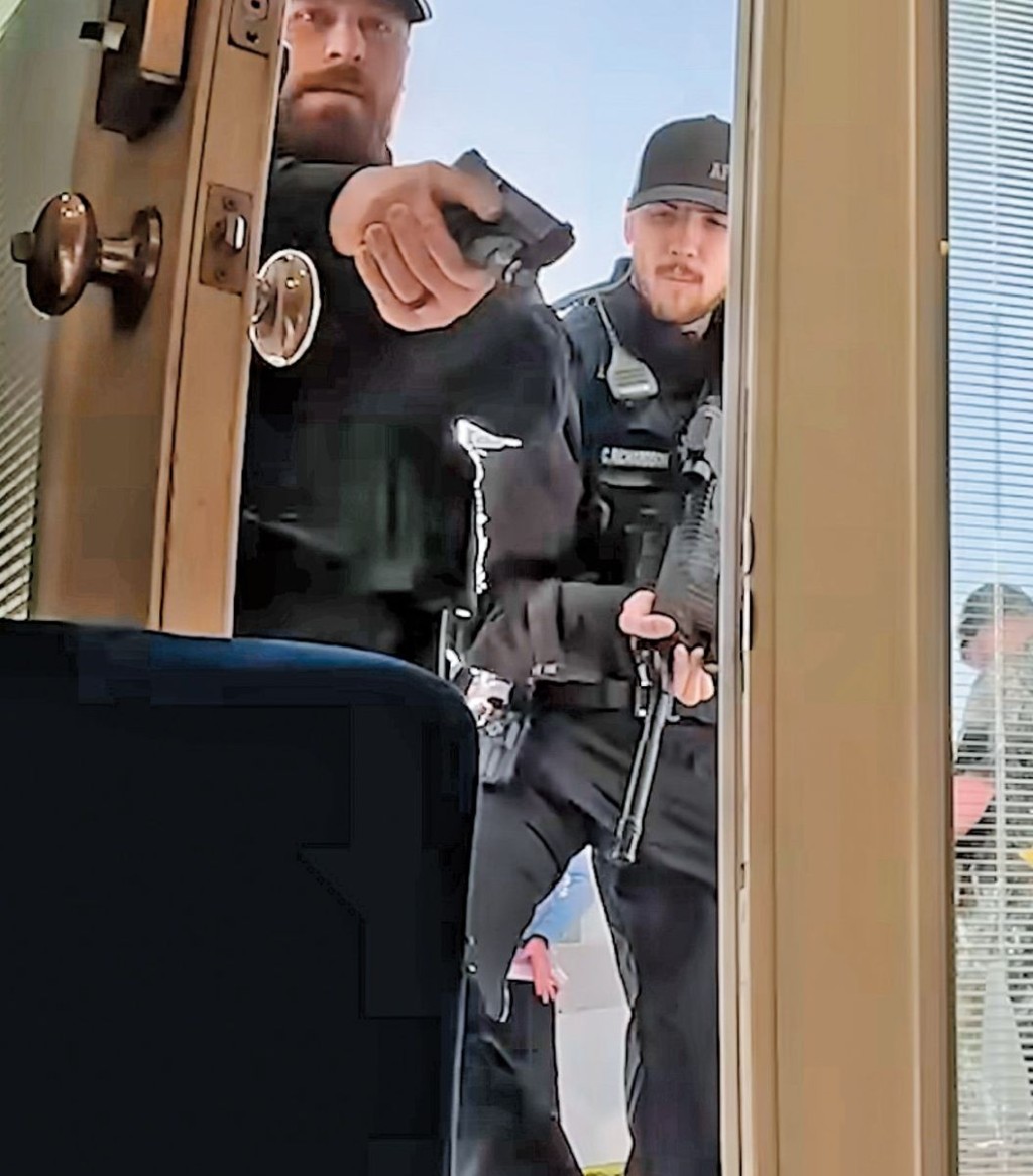 警方多次以懷疑藏毒、懷疑偷竊等罪名，荷槍實彈到網紅施奈德等人的住所拘捕他們。