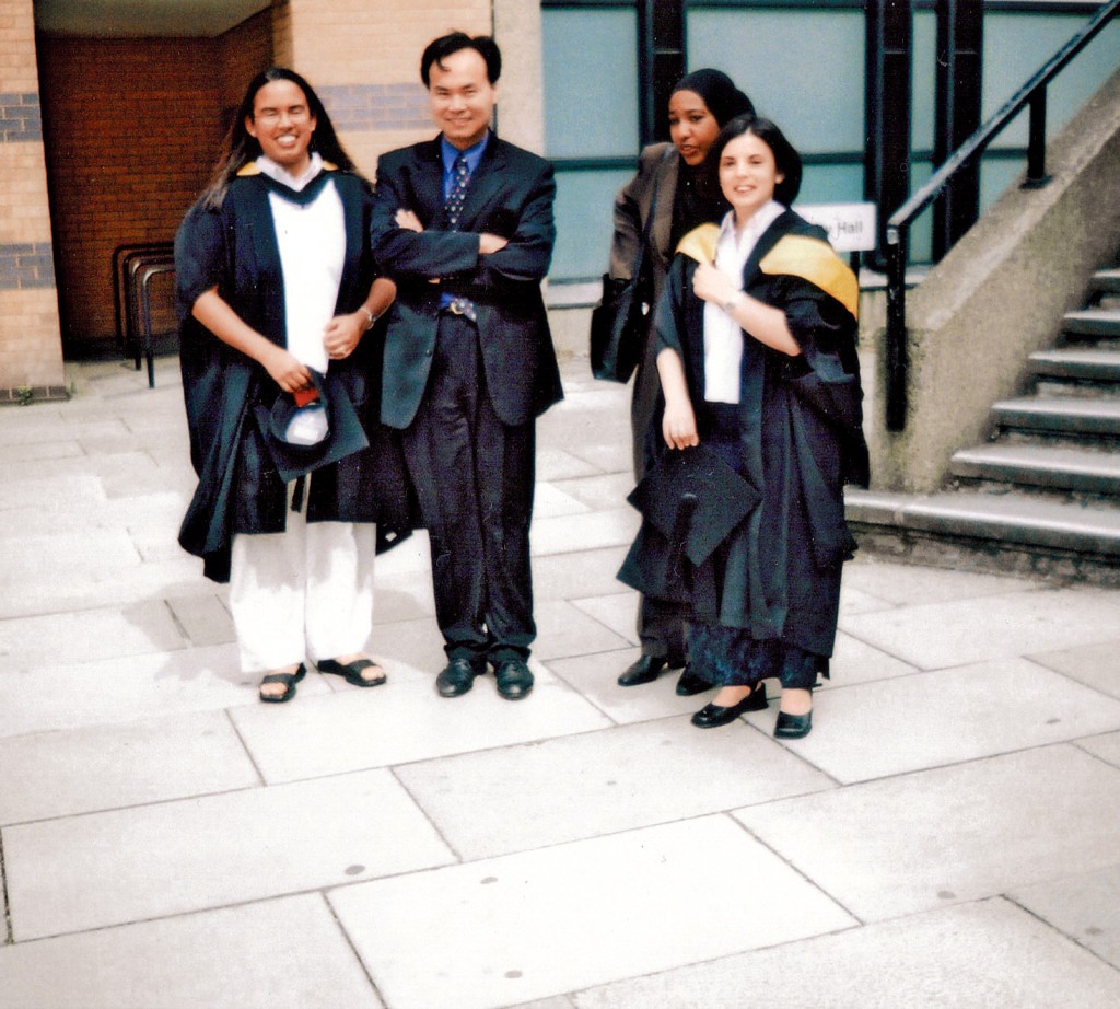 黃志基初次在英國當講師時，跟學生合照。