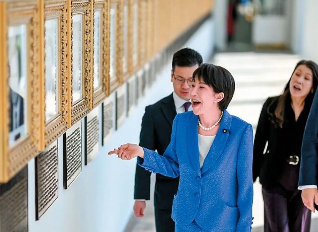 日本首相高市早苗在訪美行程中表現得很開心很興奮,由白宮所發的照片可見她在宴會廳的舉臂高呼、特朗普說話時縮膊傻笑,以及在「總統星光大道」的浮誇表情,讓人認為是有意矮化高市早苗。 日本首相高市早苗在訪美行程中表現得很開心很興奮,由白宮所發的照片可見她在宴會廳的舉臂高呼、特朗普說話時縮膊傻笑,以及在「總統星光大道」的浮誇表情,讓人認為是有意矮化高市早苗。