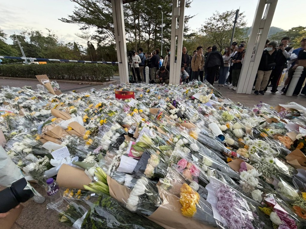 不少網民在帖文下留言致意，形容死者「是真英雄，會在天堂繼續保佑你」