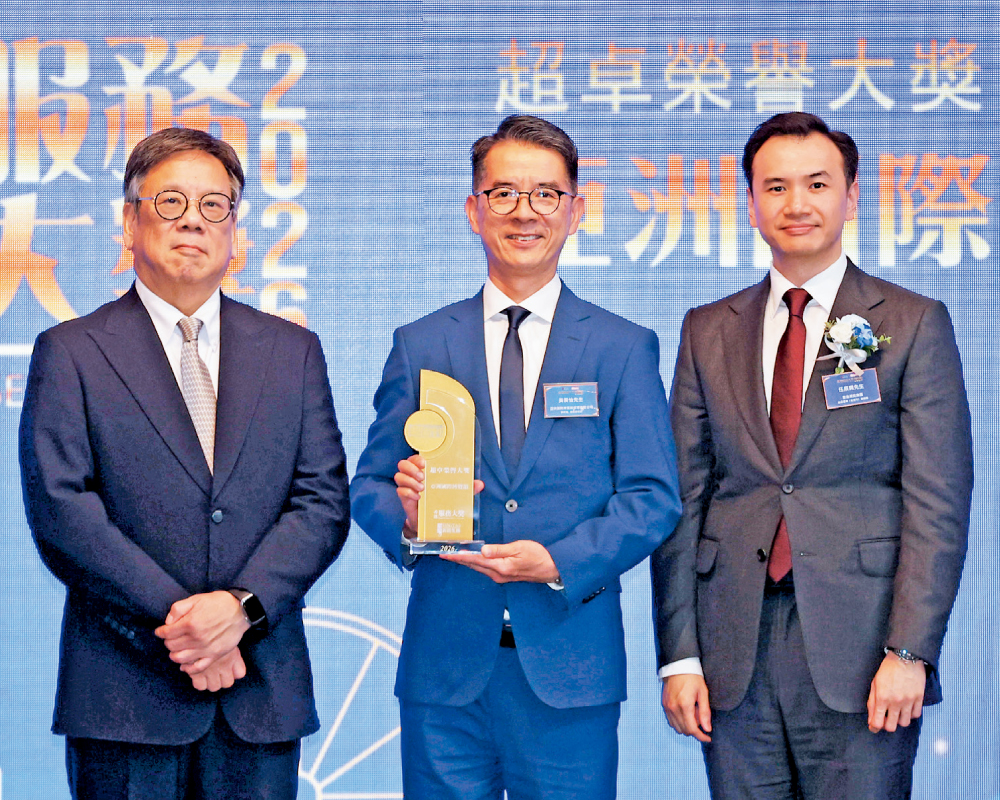 亞洲國際博覽館連續十年奪得「香港服務大獎」的「會議及展覽場地」獎項,特此頒發「超卓榮譽大獎」表揚,由銷售業務部總經理黃景怡上台領獎。 亞洲國際博覽館連續十年奪得「香港服務大獎」的「會議及展覽場地」獎項,特此頒發「超卓榮譽大獎」表揚,由銷售業務部總經理黃景怡上台領獎。