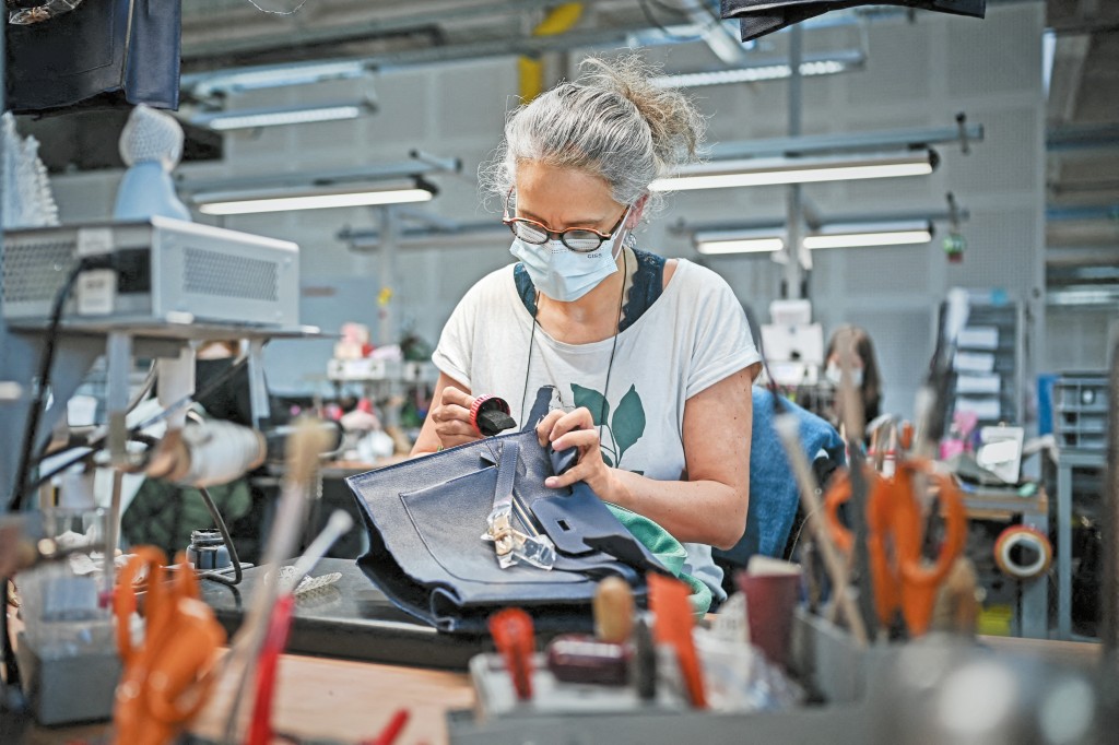 愛馬仕的產品令無數女性趨之若鶩,但環保人士卻指斥製造手袋令鱷魚被濫殺。 愛馬仕的產品令無數女性趨之若鶩,但環保人士卻指斥製造手袋令鱷魚被濫殺。