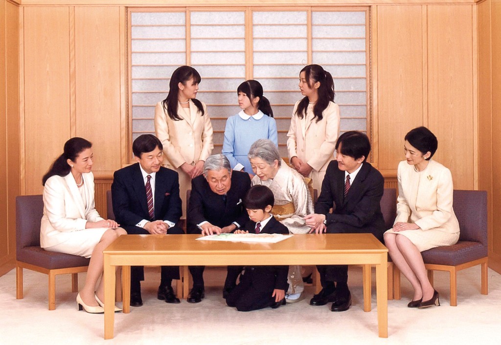 日本上皇明仁有兩子四孫,但在孫輩中只得悠仁有皇位繼承權。 日本上皇明仁有兩子四孫,但在孫輩中只得悠仁有皇位繼承權。
