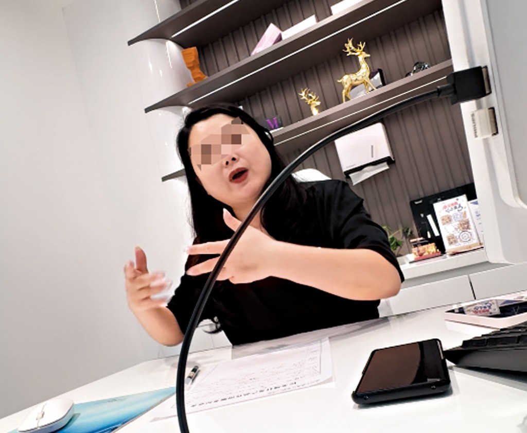 「千X」女職員開頭不斷推說沒有高潮針服務,直至記者展示與劉醫生對話,她才變臉稱幫忙預約。 「千X」女職員開頭不斷推說沒有高潮針服務,直至記者展示與劉醫生對話,她才變臉稱幫忙預約。