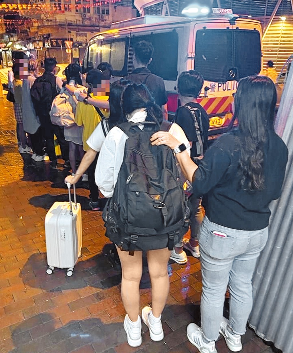 警方積極打擊兒童色情相關行為，以及拘捕涉嫌操控未成年少女賣淫的人士。