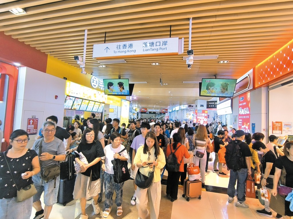 北上消費對本港飲食業構成壓力,李兆波認為北上其中一個吸引之處,是令普通人變高級中產,可以用蔗渣價享用燒鵝髀的味道。 北上消費對本港飲食業構成壓力,李兆波認為北上其中一個吸引之處,是令普通人變高級中產,可以用蔗渣價享用燒鵝髀的味道。