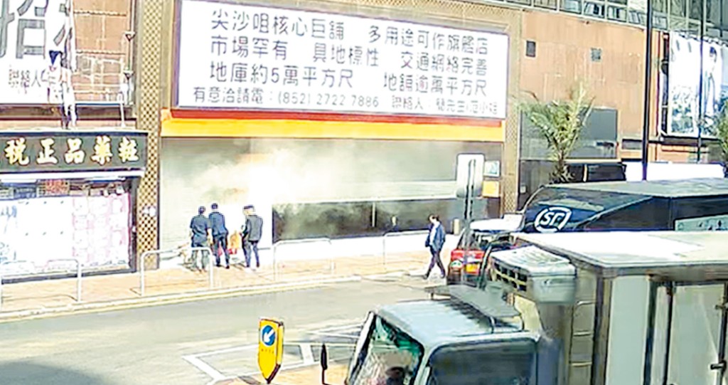 閉路電視片段顯示,有六七名男子拿着化寶桶、數袋祭品及香燭,在大富豪舖位門口拜神。 閉路電視片段顯示,有六七名男子拿着化寶桶、數袋祭品及香燭,在大富豪舖位門口拜神。