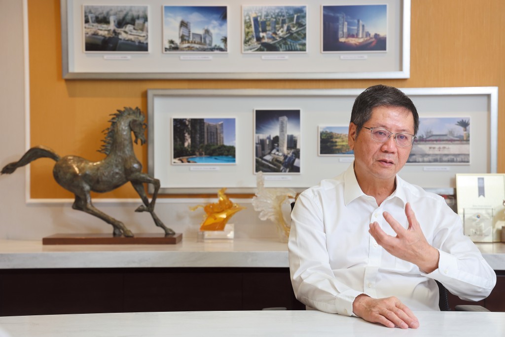 黃俊康明言已計劃五年後「半退休」,屆時會專心投入抗戰紀念館的事務,期望將愛國家、愛民族的精神代代相傳。 黃俊康明言已計劃五年後「半退休」,屆時會專心投入抗戰紀念館的事務,期望將愛國家、愛民族的精神代代相傳。