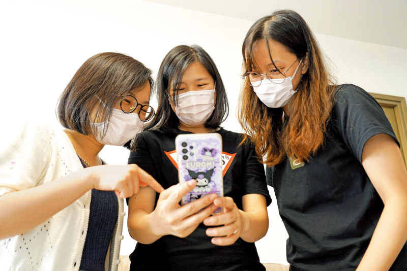 雖然已搬離「樂屋」並成功獲派公屋,但張女士今天依然跟樂善堂同工保持緊密聯繫,更不時向她們分享子女成長片段。 雖然已搬離「樂屋」並成功獲派公屋,但張女士今天依然跟樂善堂同工保持緊密聯繫,更不時向她們分享子女成長片段。