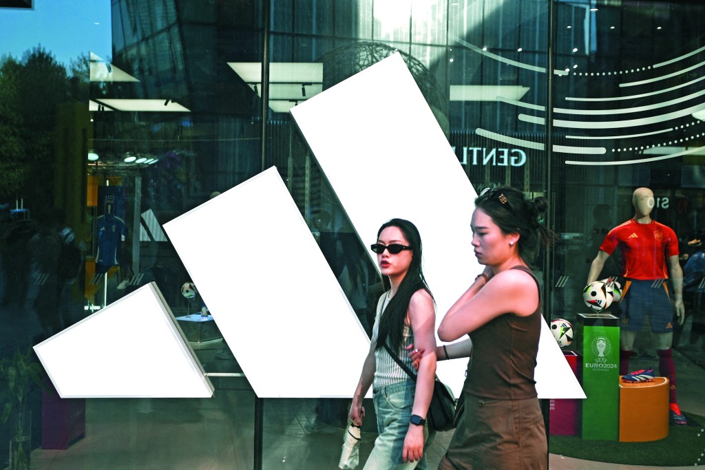 Nike與另一勁敵Adidas同時面對新晉品牌搶佔市場份額的困境。 Nike與另一勁敵Adidas同時面對新晉品牌搶佔市場份額的困境。