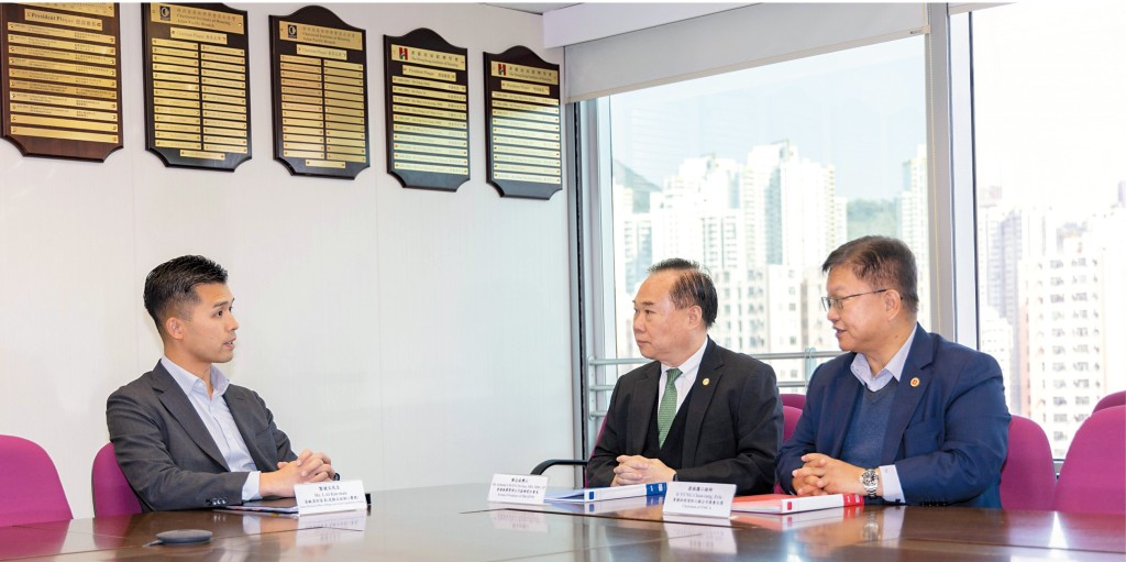 消防處消防區長(危險品法例)黎健文(左),香港物業管理公司協會前會長陳志球博士(右二)和香港註冊消防工程公司商會主席翁振騰(右一)在會議上交流如何從物業管理層面加強樓宇消防安全。 消防處消防區長(危險品法例)黎健文(左),香港物業管理公司協會前會長陳志球博士(右二)和香港註冊消防工程公司商會主席翁振騰(右一)在會議上交流如何從物業管理層面加強樓宇消防安全。