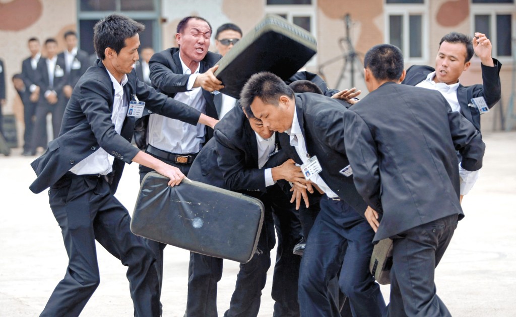 保護政要人物時，一旦遇到襲擊，保鏢首要任務是設法護送受保對象離開現場。