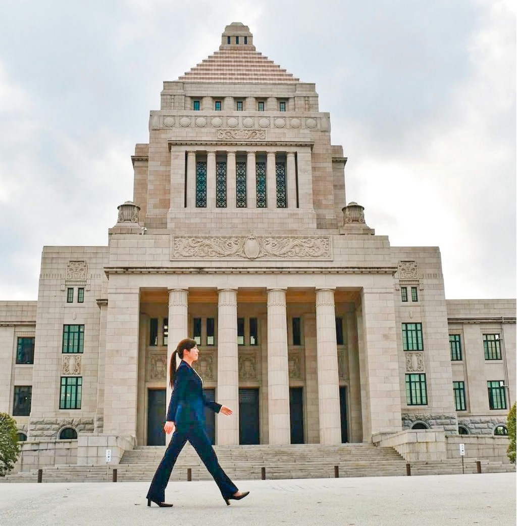 美日混血兒的小野田紀美,在民族性極強的日本長大,她一路走來絕不容易。 美日混血兒的小野田紀美,在民族性極強的日本長大,她一路走來絕不容易。