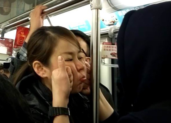 另一個上班日，Eline與男友在地鐵車廂打情罵俏，女方忽然鼓起腮嘟起嘴扮可愛，男友即用手輕托其臉輕搓揉弄。