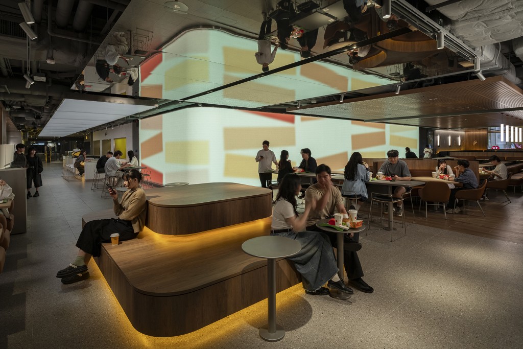 金鐘海富麥當勞旗艦店較以往增加 30%的用餐空間,帶來更寬敞、更舒適的用餐體驗。 金鐘海富麥當勞旗艦店較以往增加 30%的用餐空間,帶來更寬敞、更舒適的用餐體驗。