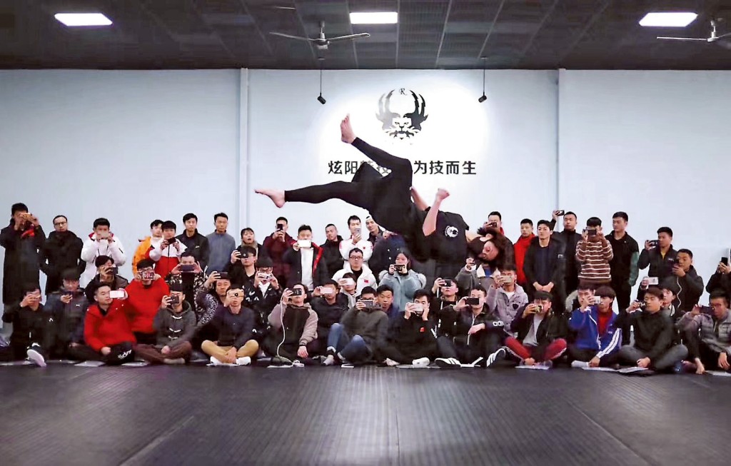 Bert和Brigham在一七年時受邀在全國道館大使班擔任導師,向百名跆拳道館長和教練分享Tricking技巧。 Bert和Brigham在一七年時受邀在全國道館大使班擔任導師,向百名跆拳道館長和教練分享Tricking技巧。