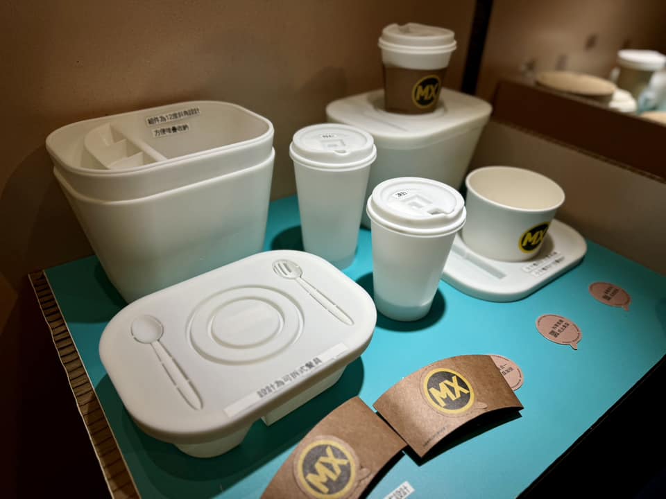 管制即棄膠餐具和其他塑膠產品的新法例至今實施剛好5個月,現時絕大部分的餐飲食肆已轉用替代餐具 管制即棄膠餐具和其他塑膠產品的新法例至今實施剛好5個月,現時絕大部分的餐飲食肆已轉用替代餐具