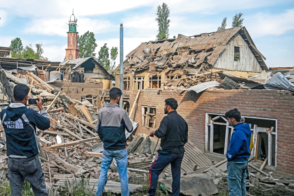 印度聲稱有巴基斯坦人涉及恐襲,遂將他們在克什米爾的住宅炸毀。 印度聲稱有巴基斯坦人涉及恐襲,遂將他們在克什米爾的住宅炸毀。