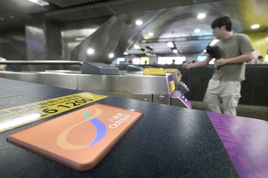 現時乘客可使用的電子支付方式包括手機八達通、二維碼車票及電子單程票