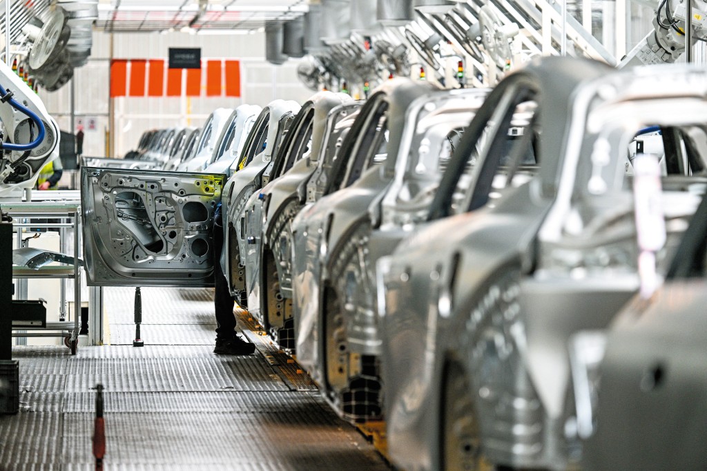 新能源汽車行業處於高投入期，企業需要大量資金用於研發和產能擴張。