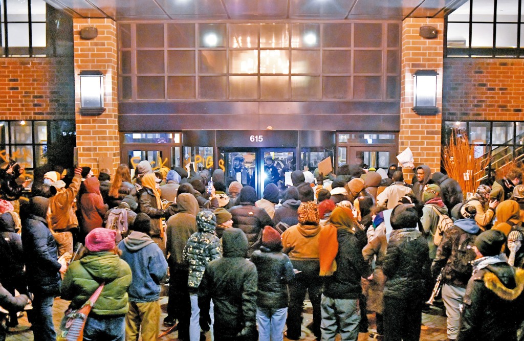 數百名示威者圍堵明市道路及懷疑是ICE探員下塌的兩間酒店，抗議ICE濫用武力。