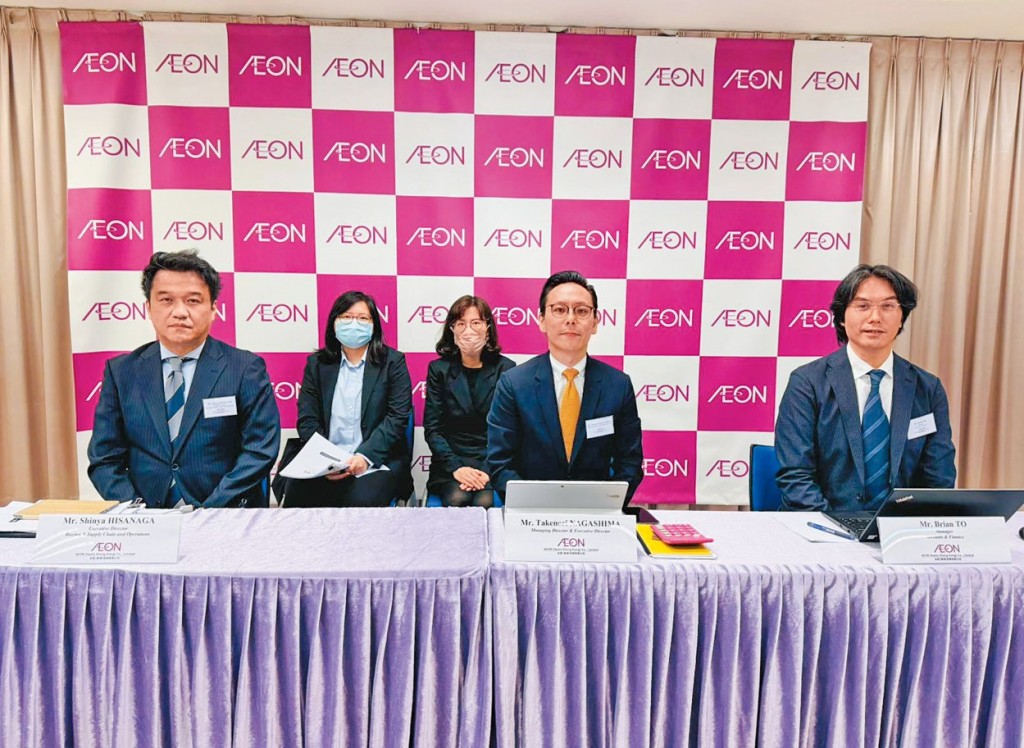 集團加速推進商品改革,引入TOPVALU、HÓME CÓORDY等,自家品牌全年銷售額增長逾兩成。相中前排中間為執行董事兼董事總經理長島武德。 集團加速推進商品改革,引入TOPVALU、HÓME CÓORDY等,自家品牌全年銷售額增長逾兩成。相中前排中間為執行董事兼董事總經理長島武德。